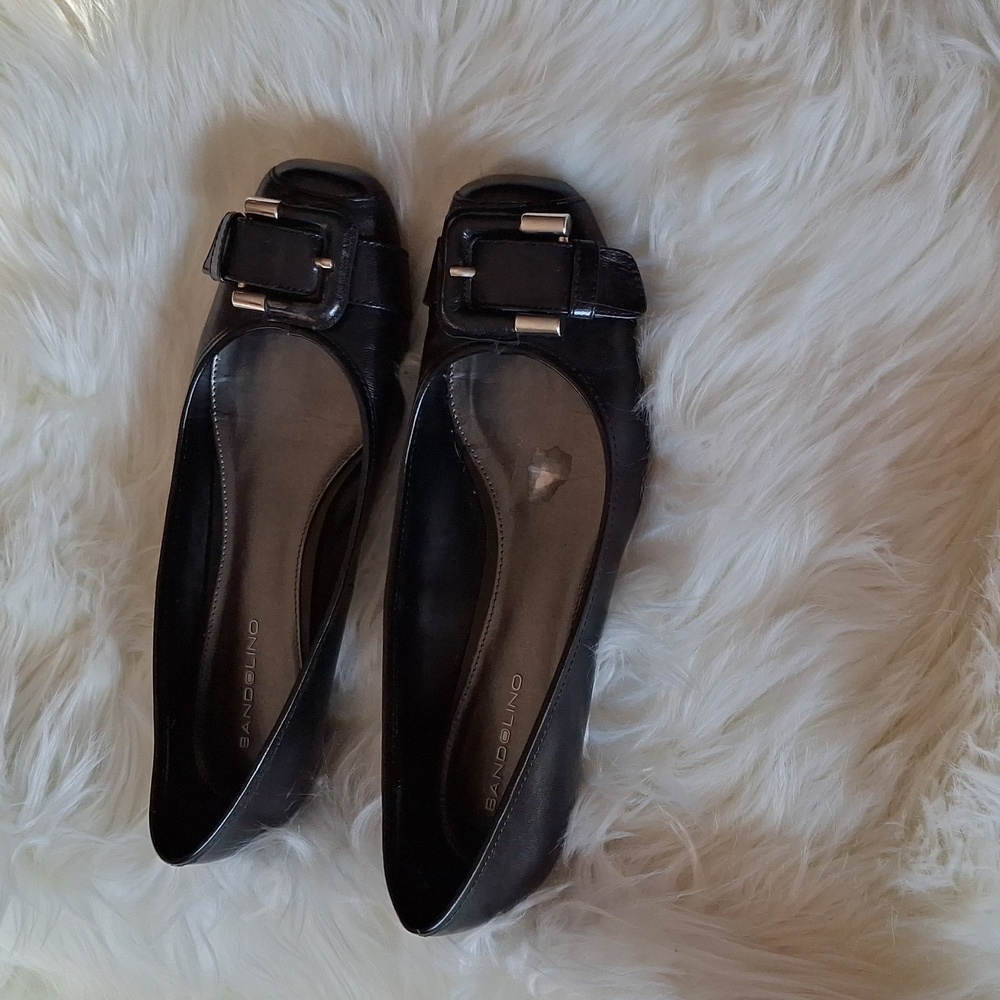 Bandolino ladies black one inch heel in very good preowned condition